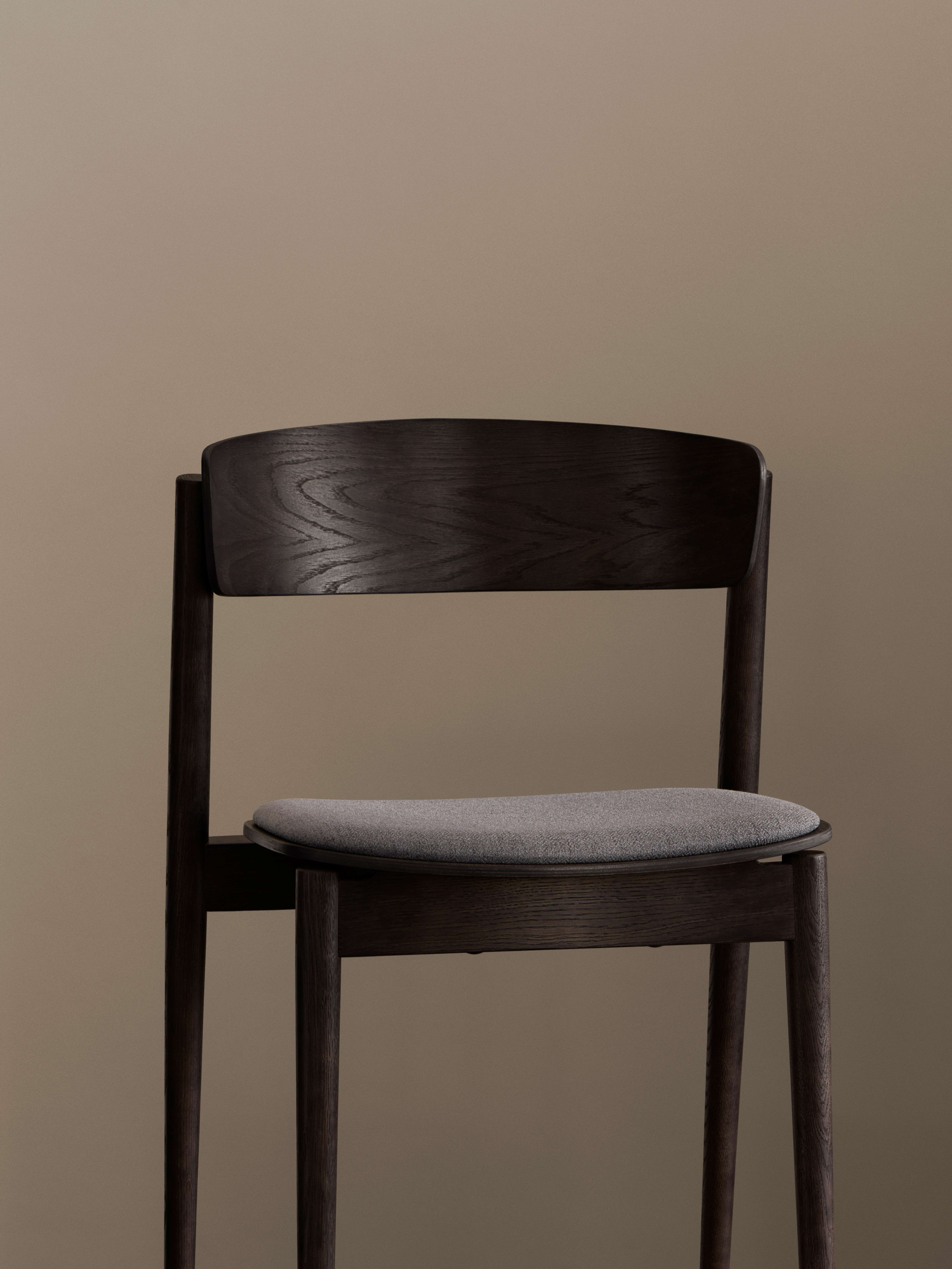 Kvik C02 Dining chair with fabric Dark oak/Grey
